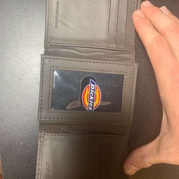 Dickies Men's Leather Extra Capacity Trifold Wallet - Picture 2 of 3